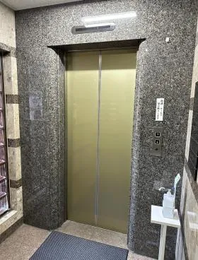 築場(ヤナバ)ビルの外観