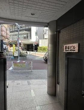 築場(ヤナバ)ビルの外観