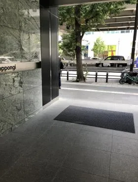 ユニ六本木ビルの外観
