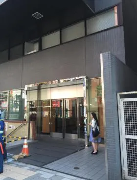 京王新宿三丁目ビルの外観