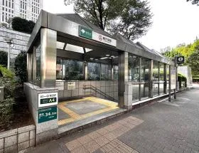 出入口A4から地上に出て左に進む