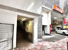 橋（角筈橋）の下にある階段を上がる