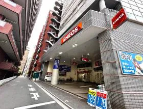 階段を上がりガソリンスタンドの横にある細い道を直進、突き当り（甲州街道）で右に曲がれば当ビル着