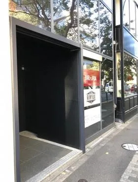 クレグラン骨蓋通ビルの外観