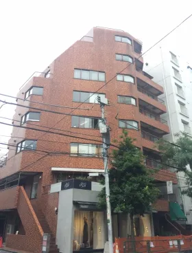 サントロペ南青山の外観