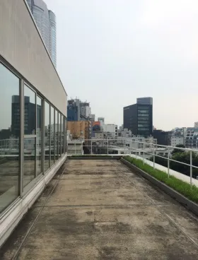 ラウンドクロス六本木ビルの外観