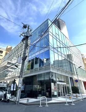 ラウンドクロス六本木ビルの外観