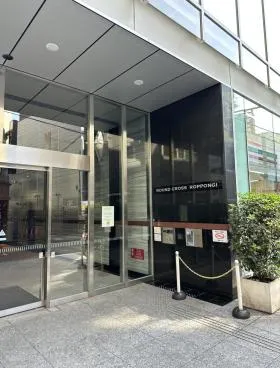 ラウンドクロス六本木ビルの外観