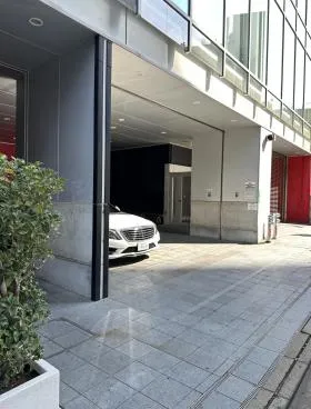 ラウンドクロス六本木ビルの外観