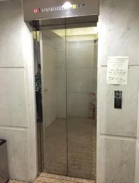 辰ビルの外観