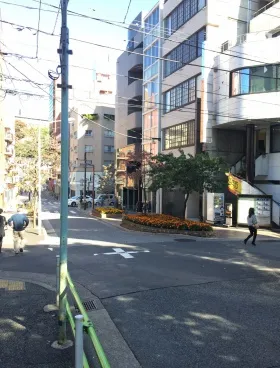 アベストコートビルの外観