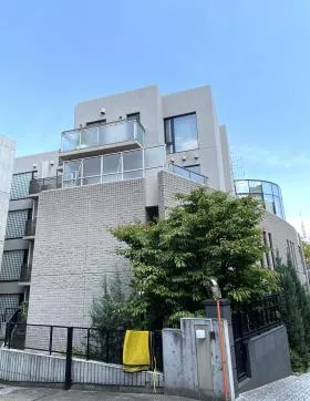 マジェス元麻布ガーデンズC棟ビルの外観