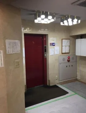 新宿コムロビルの外観