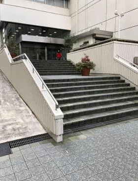 三田ナショナルコートビルの外観