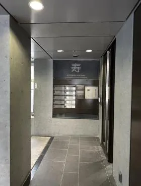 寿ビルの外観