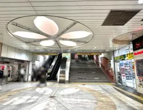 出入口10を目指す