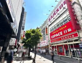 出入口を出て左へ直進してけば当ビル着