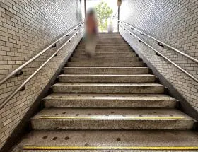 階段から上がる