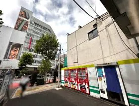 地上に出て左に進めば当ビル着