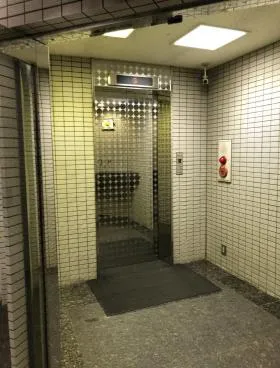 MCMビルの外観