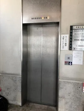 平安ビルの外観