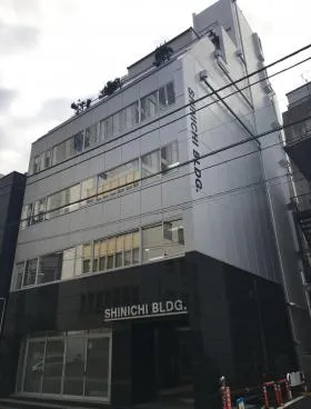 新一ビルの外観