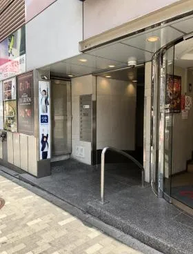 ナインティー新宿ビルの外観