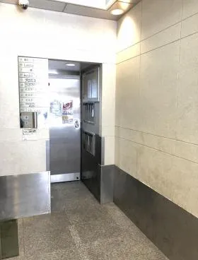 ナインティー新宿ビルの外観