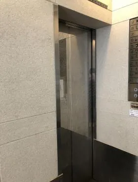 ナインティー新宿ビルの外観