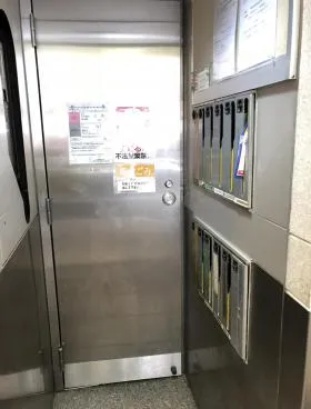 ナインティー新宿ビルの外観