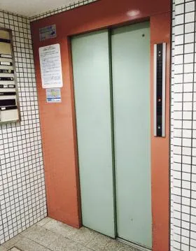 陽輪台西新宿ビルの外観