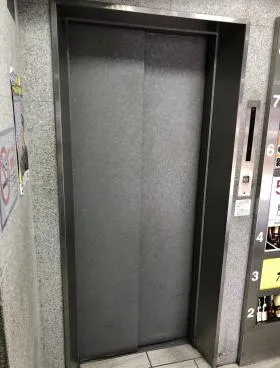 小川ビルの外観
