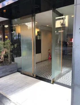 日月館ビルの外観