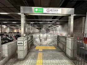 出入口A2から地上に出る（地上に出て少し前に進んだら右に曲がる）