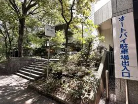 出入口近くの階段を上がり、議事堂通りに出る