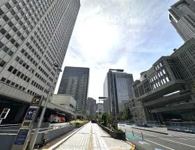 議事堂通りを直進する（甲州街道近くまで）