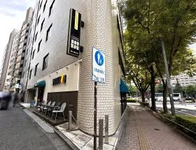 ドトールコーヒーショップを通過して左に曲がれば当ビル着
