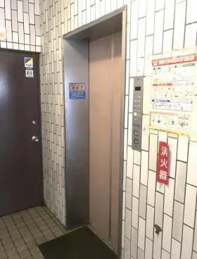 大久保カドビルの外観