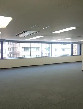 KCAビルの外観