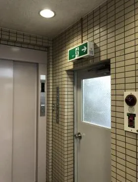 建石ビルの外観