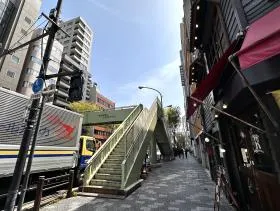 歩道橋を通過する