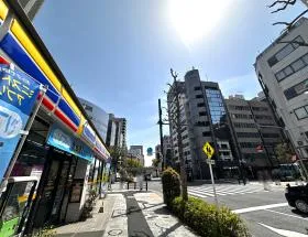 地上に出たら左へ進み、ミニストップ前の横断歩道で反対側に渡り直進する