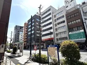 地上に出て清洲橋通り沿いを直進していけば当ビルに着く
