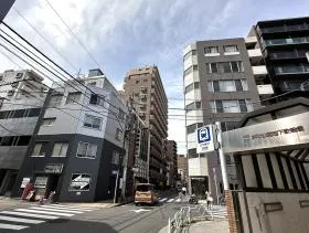 浜町駅からは、A1出入口から地上に出てそのまま直進する