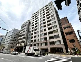 通りに出たら横断歩道で反対側に渡り左に進む。清洲橋通りが見えてきたら当ビルがある