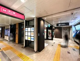 改札のすぐ前にエスカレーターがあるので降りる（※左側にエレベーターあり）