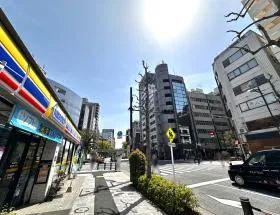 出入口近くにあるミニストップまで進み、横断歩道で右に渡る