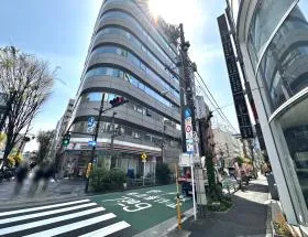 セブンイレブンの手前で右に曲がれば当ビル着