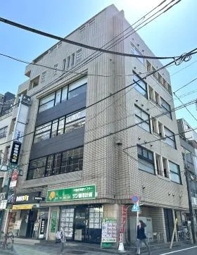 KNビルの外観