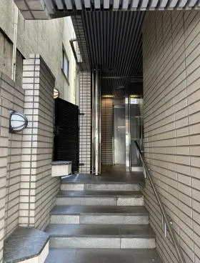 KNビルの外観